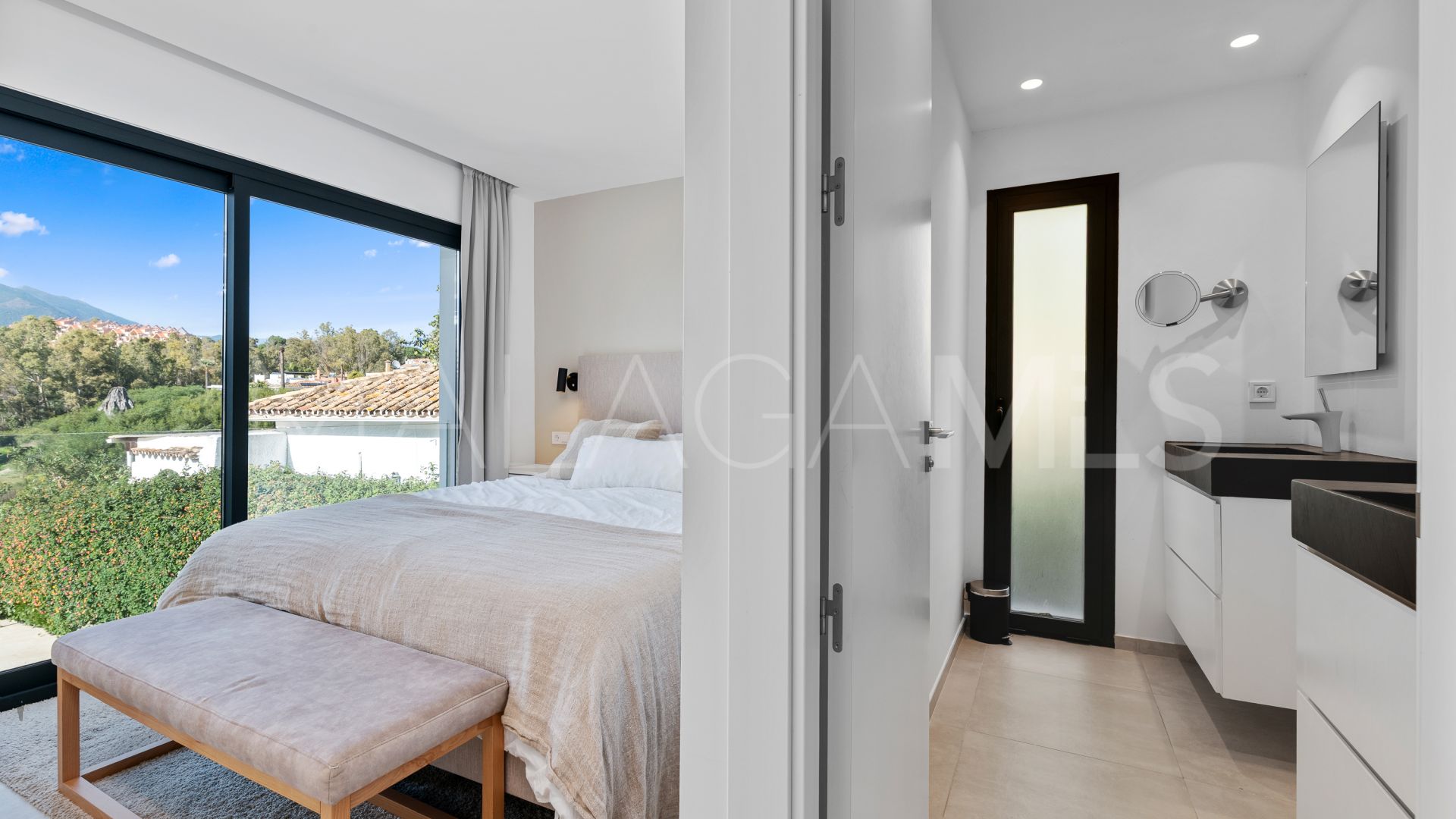 Villa for sale in Nueva Andalucia