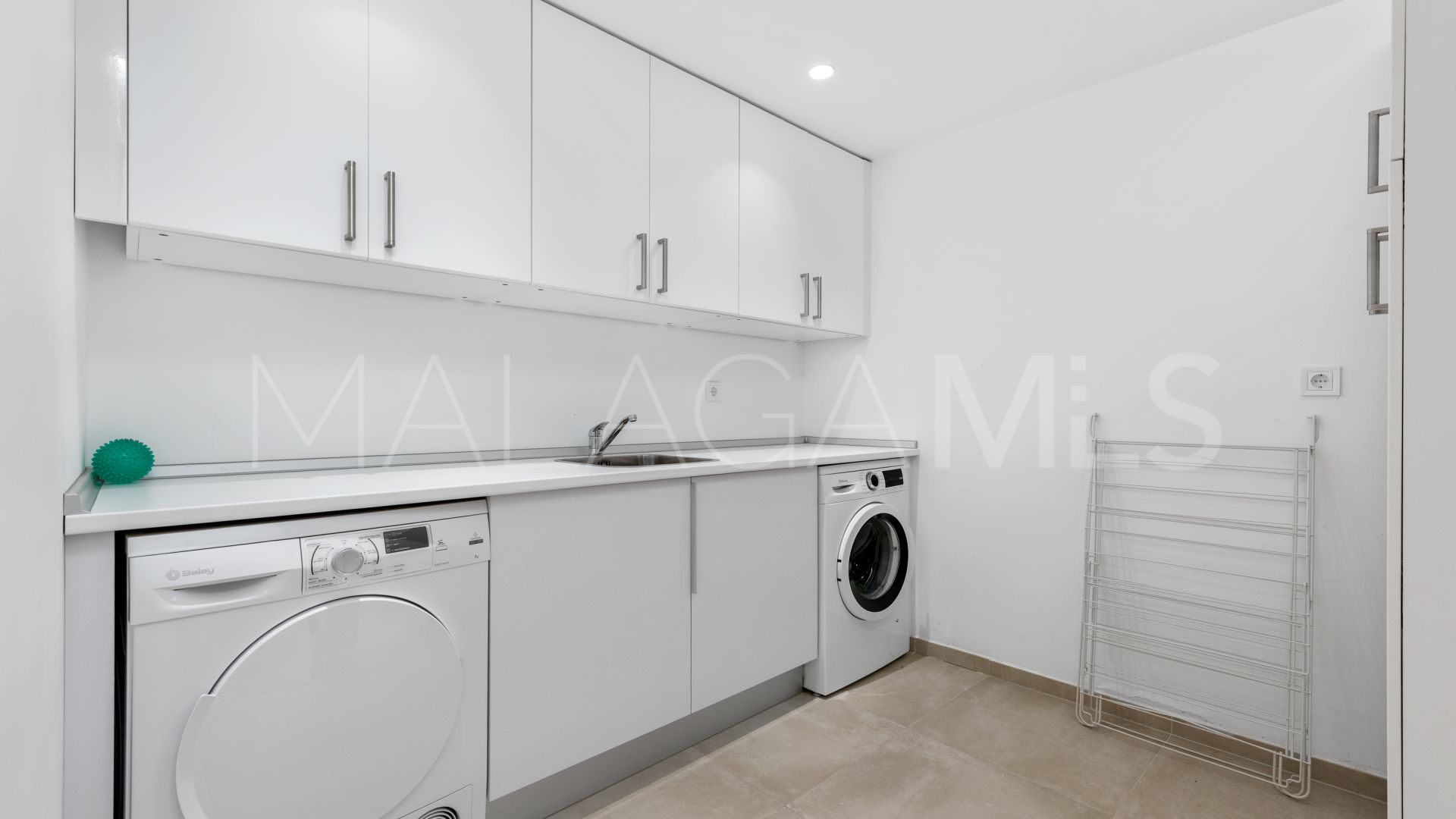 Villa for sale in Nueva Andalucia