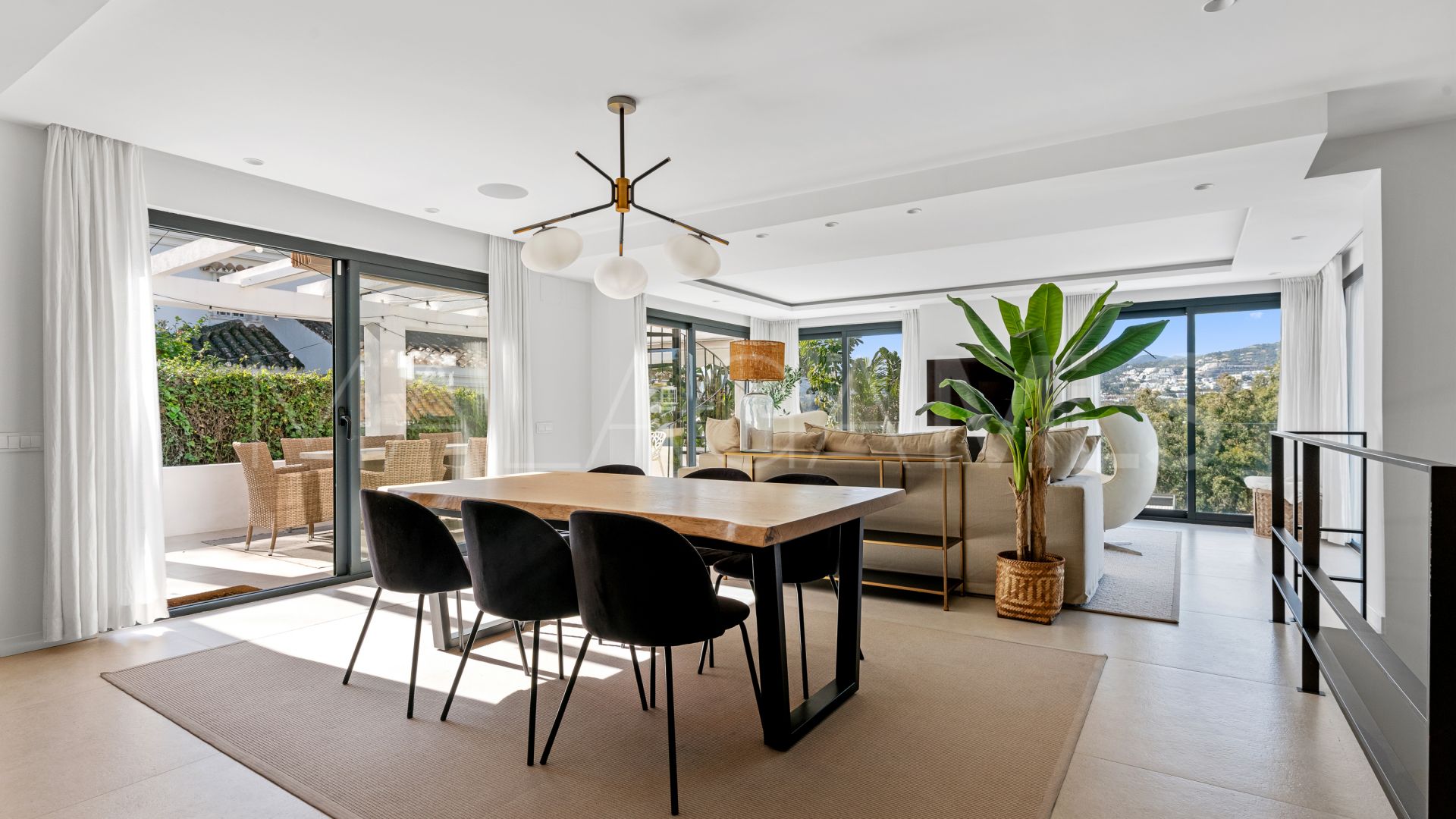 Villa for sale in Nueva Andalucia