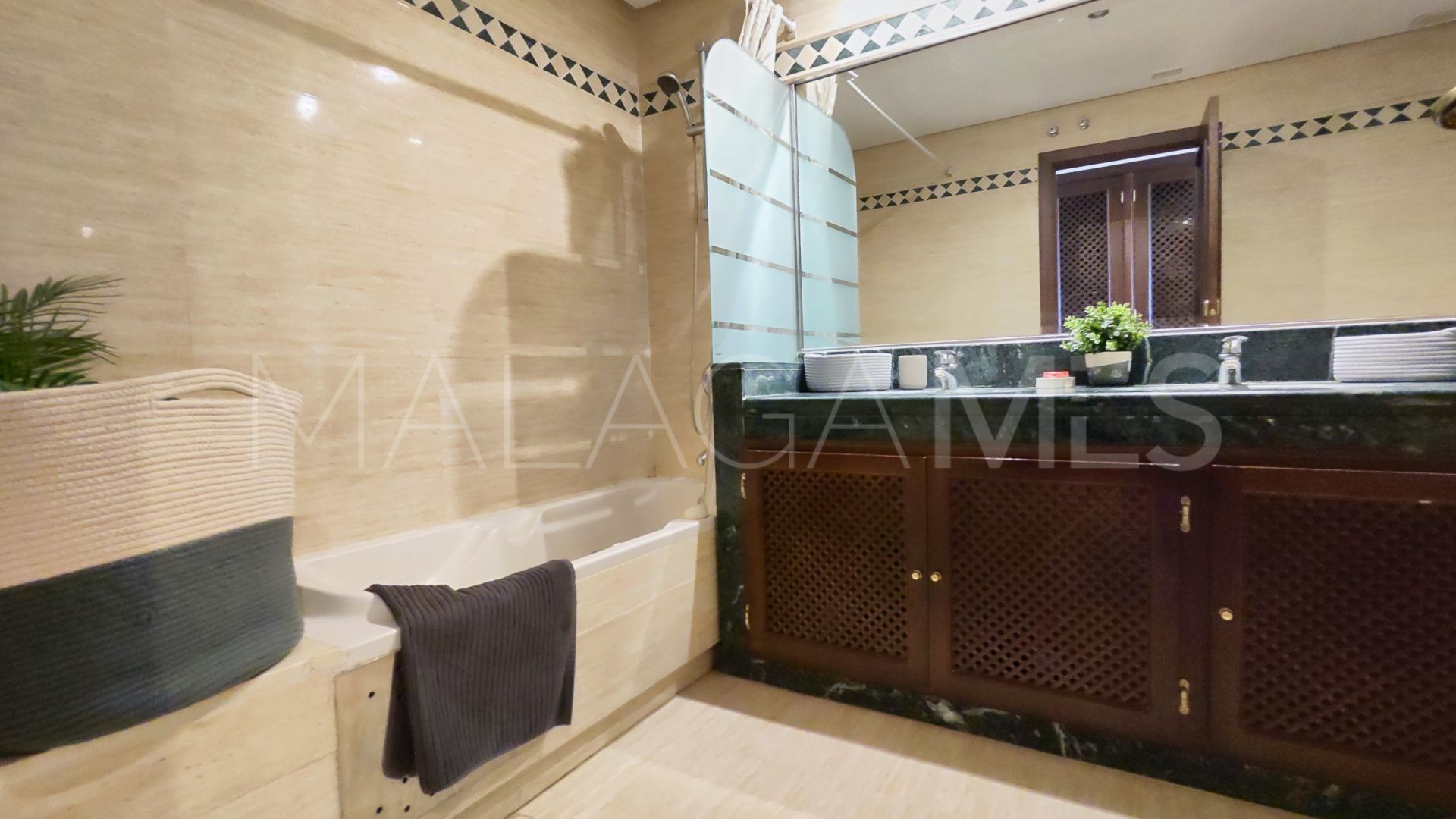 Buy apartamento planta baja in El Soto de Marbella with 2 bedrooms