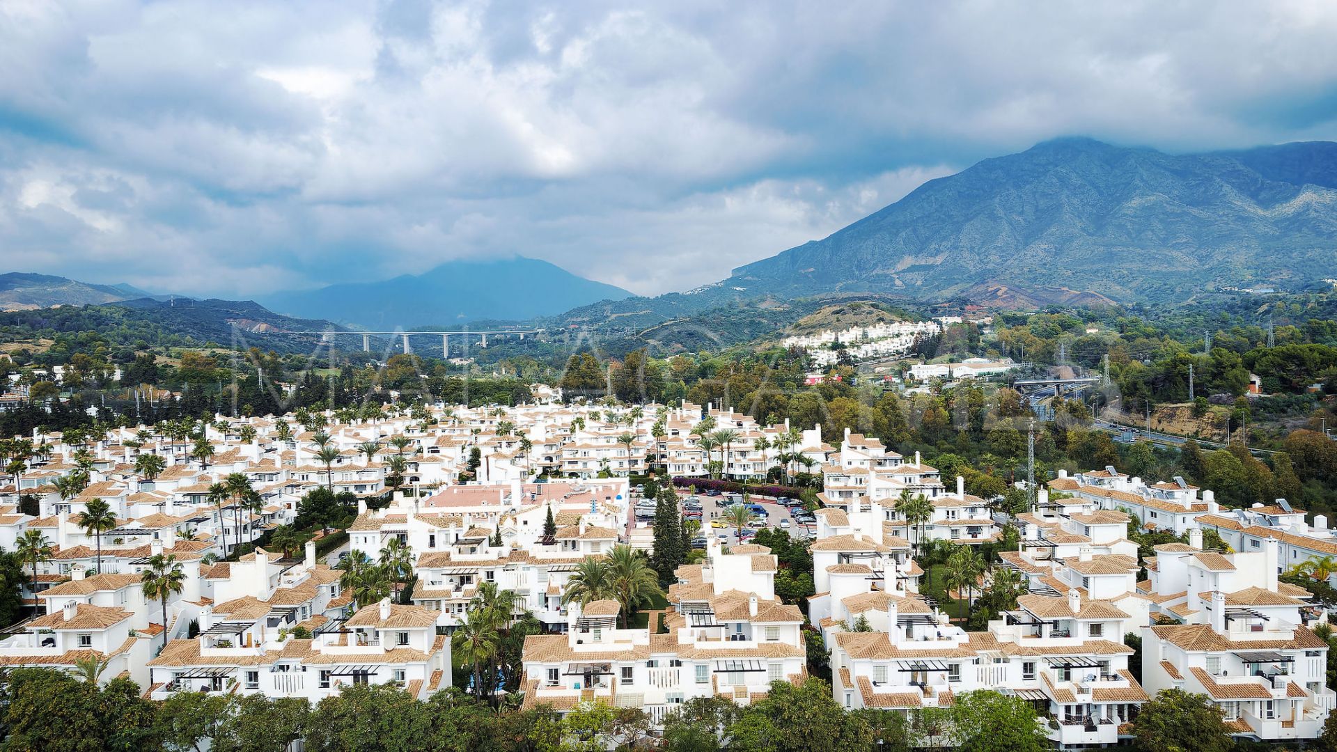 Bottenvåningslägenhet for sale in Los Naranjos de Marbella