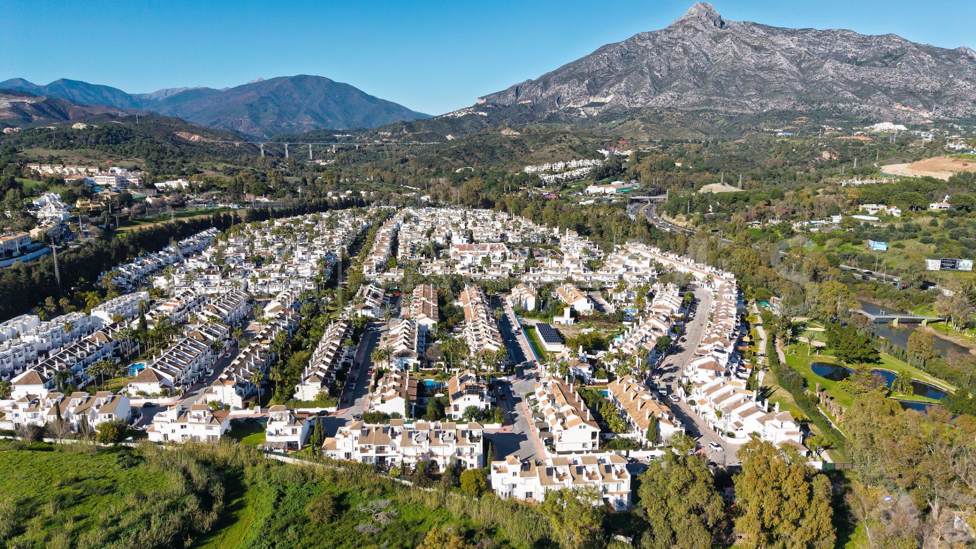 Radhus for sale in Los Naranjos de Marbella