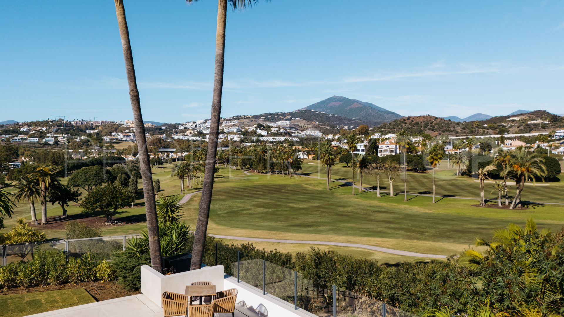 Villa for sale in Los Naranjos Golf with 5 bedrooms