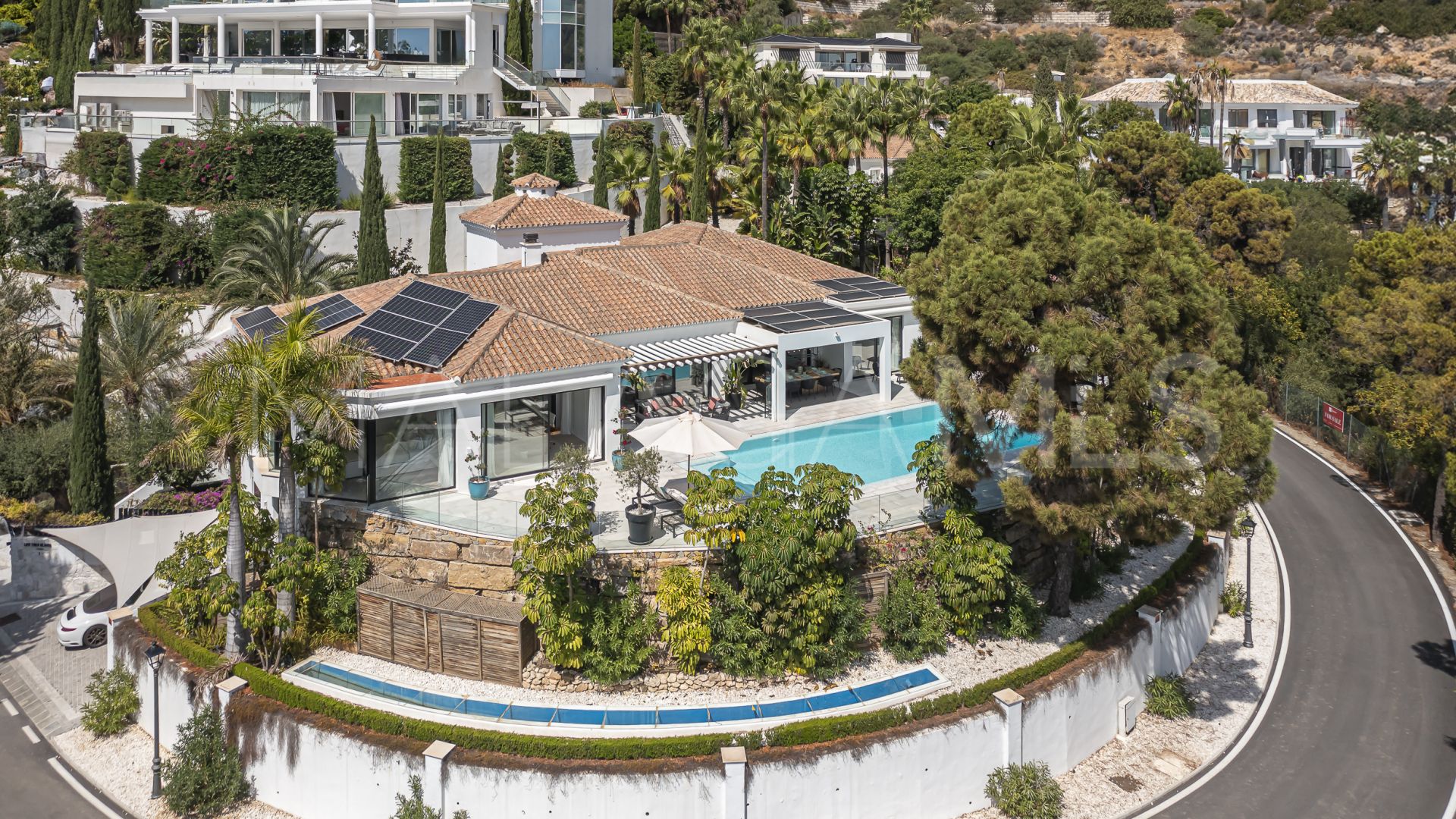 Villa for sale in Cascada de Camojan