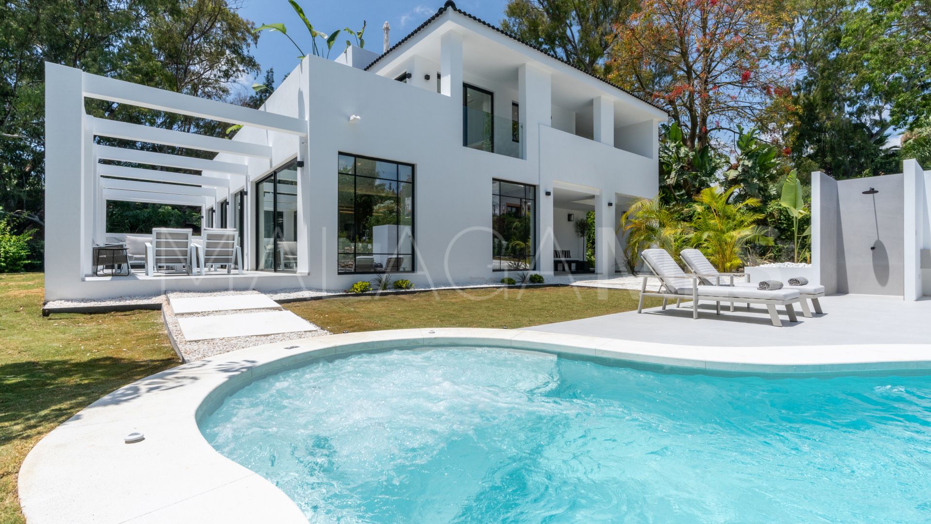 Buy villa in Las Brisas del Golf with 5 bedrooms