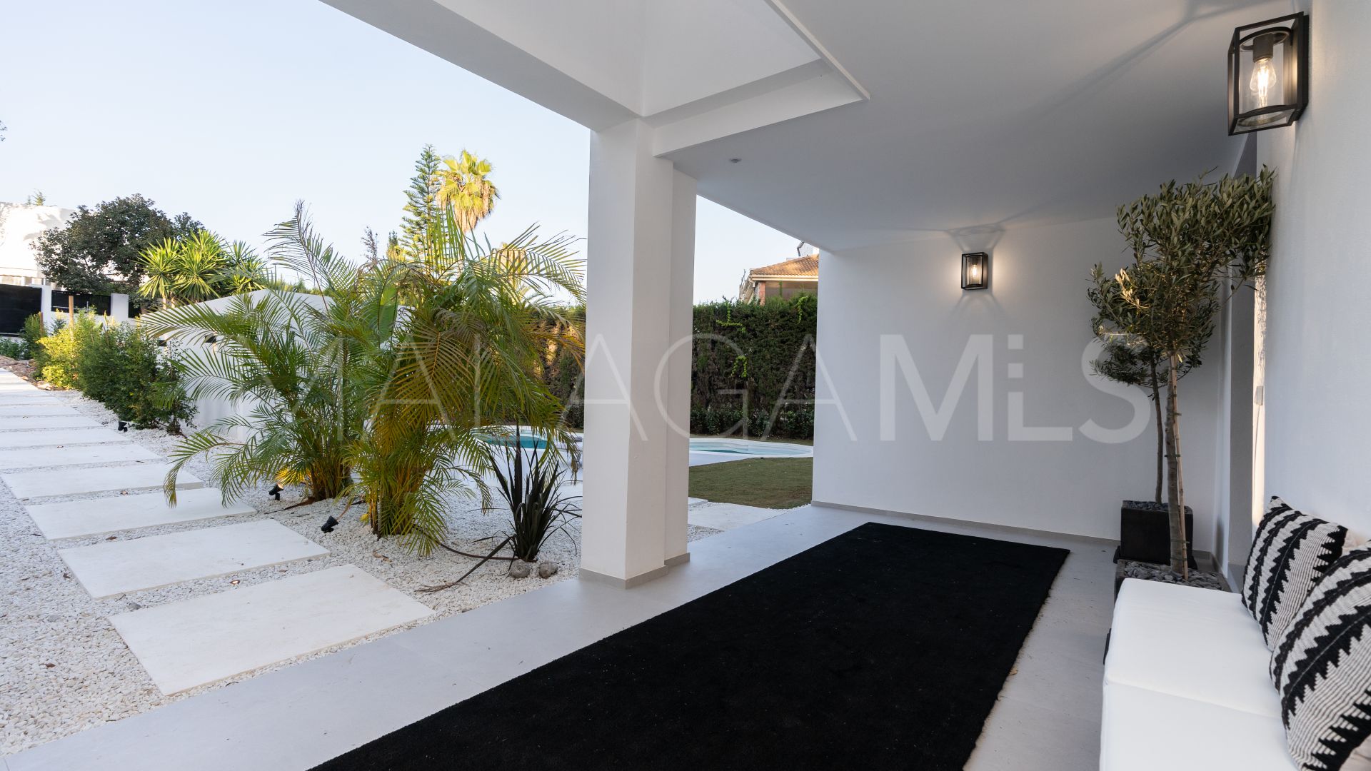 Buy villa in Las Brisas del Golf with 5 bedrooms