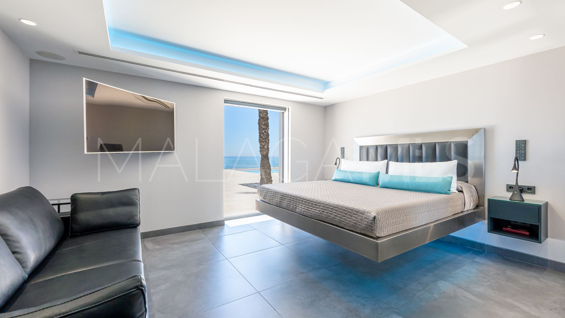 Buy villa in Cala de Mijas