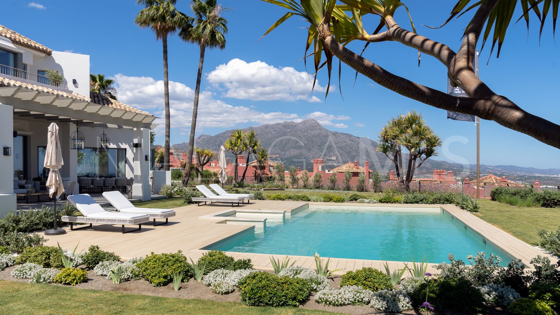 Villa for sale in Monte Halcones