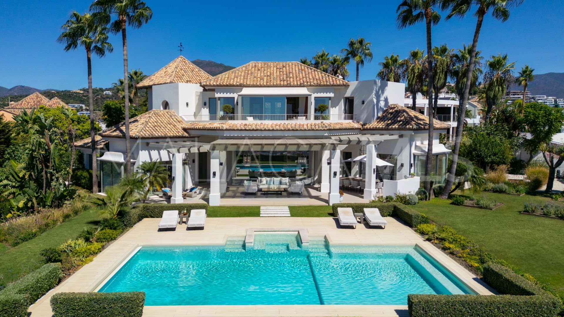 Villa for sale in Monte Halcones with 7 bedrooms