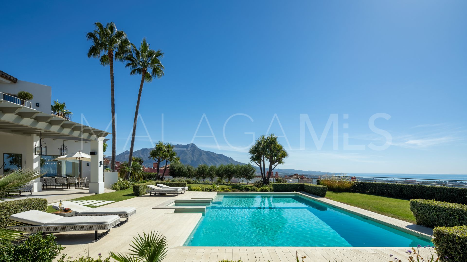 Villa for sale in Monte Halcones with 7 bedrooms