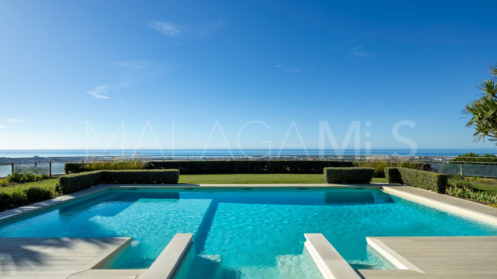 Villa for sale in Monte Halcones with 7 bedrooms