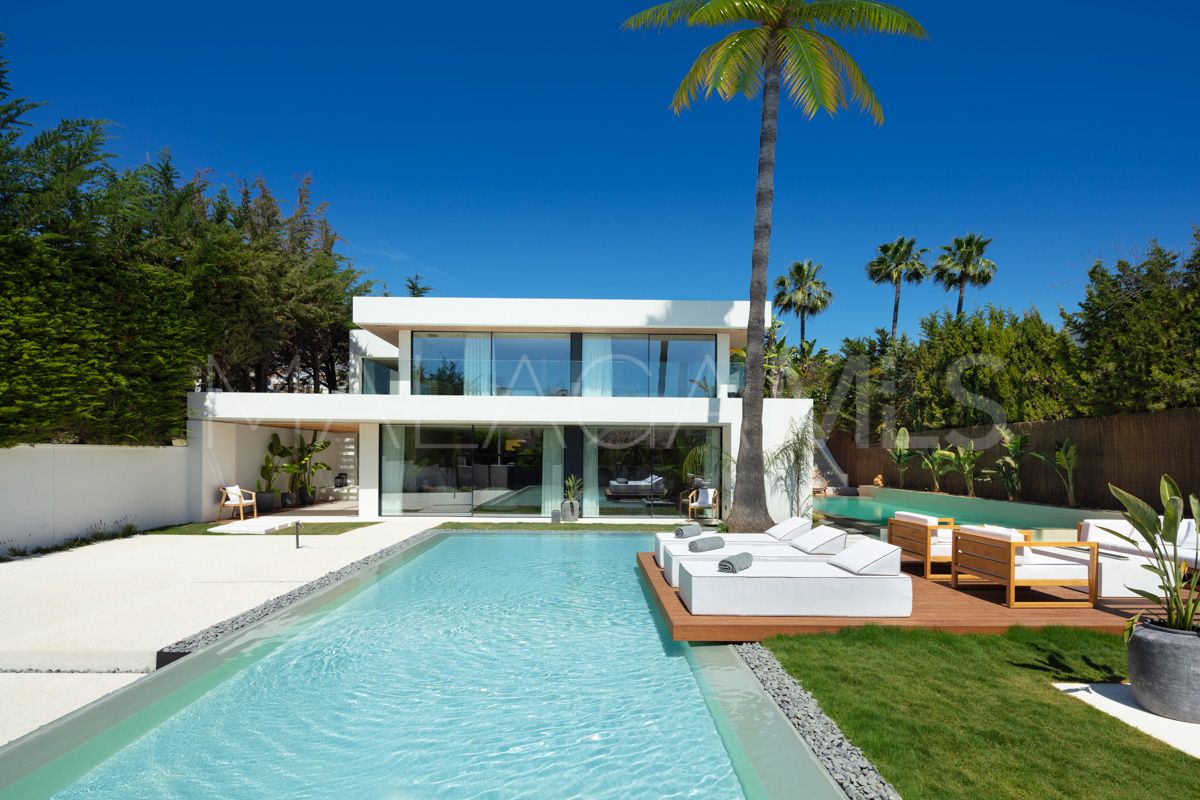 Villa for sale in Nueva Andalucia