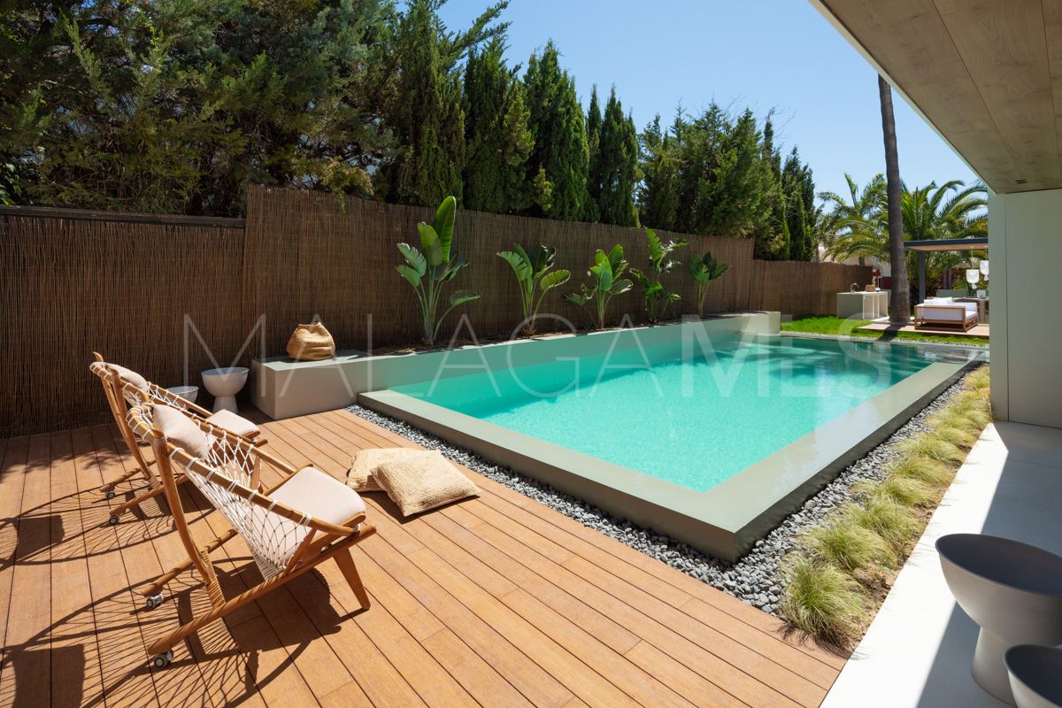Villa for sale in Nueva Andalucia