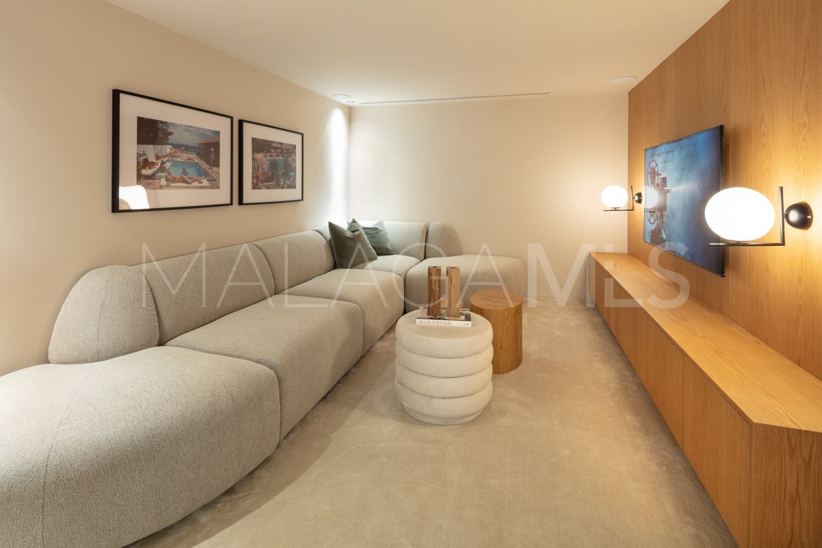 Villa for sale in Nueva Andalucia