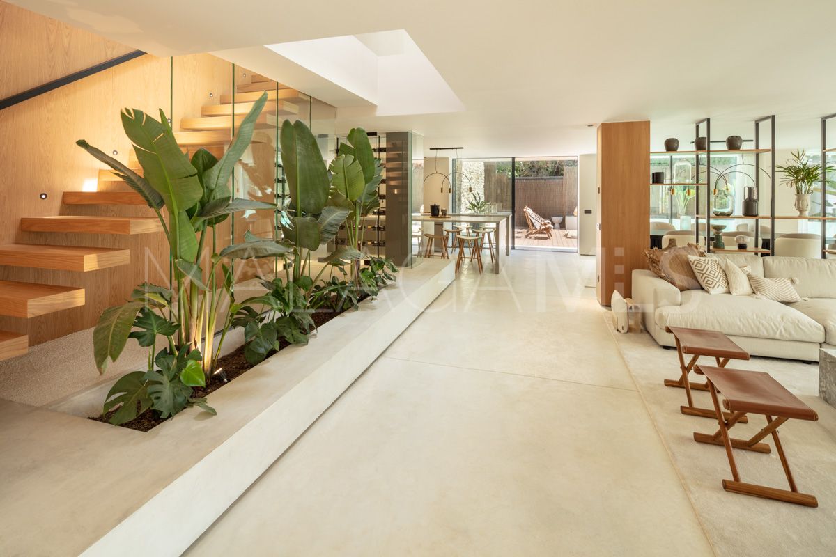 Villa for sale in Nueva Andalucia