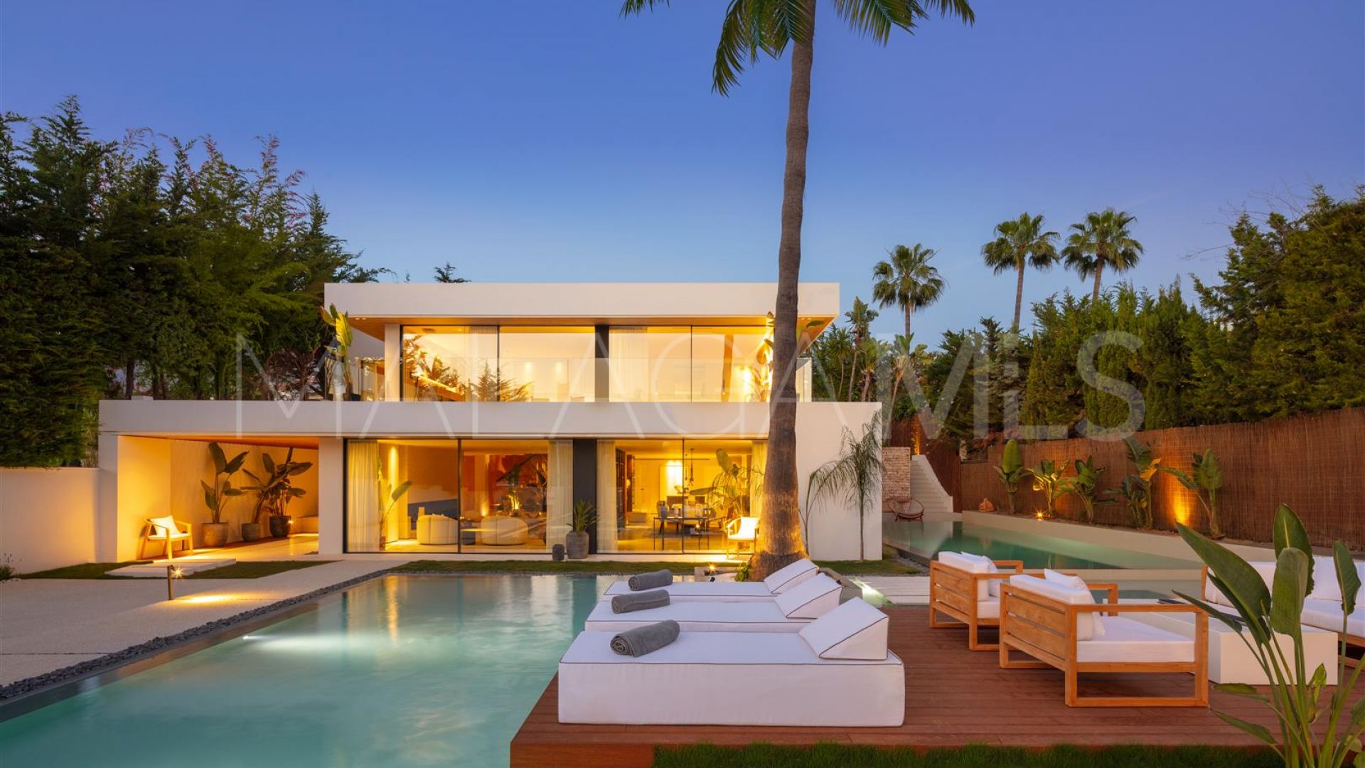 Villa for sale in Nueva Andalucia