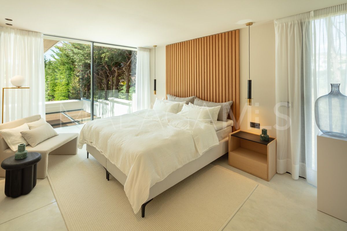 Villa for sale in Nueva Andalucia