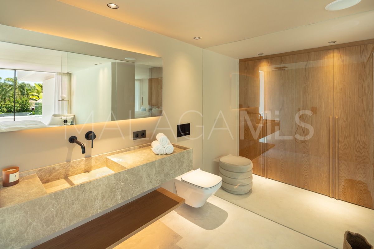 Villa for sale in Nueva Andalucia
