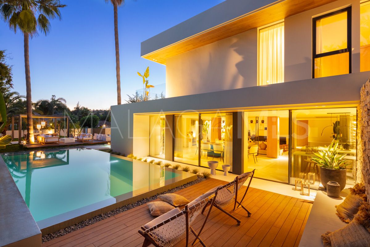 Villa for sale in Nueva Andalucia