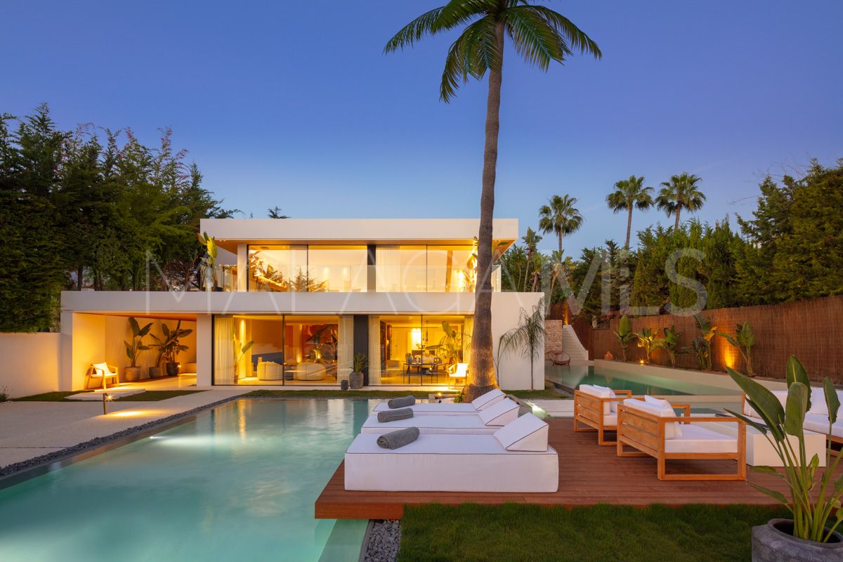 Villa for sale in Nueva Andalucia