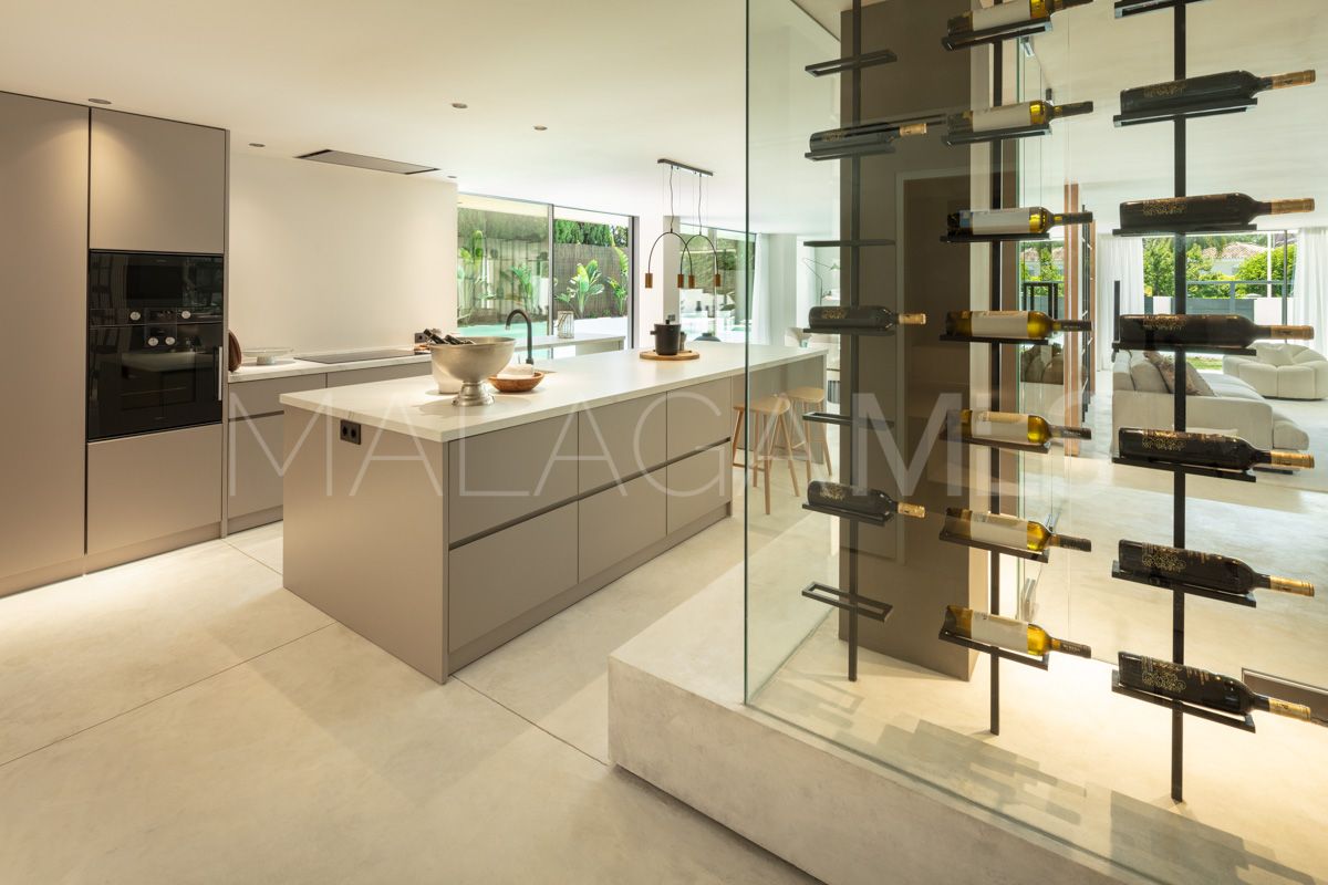 Villa for sale in Nueva Andalucia