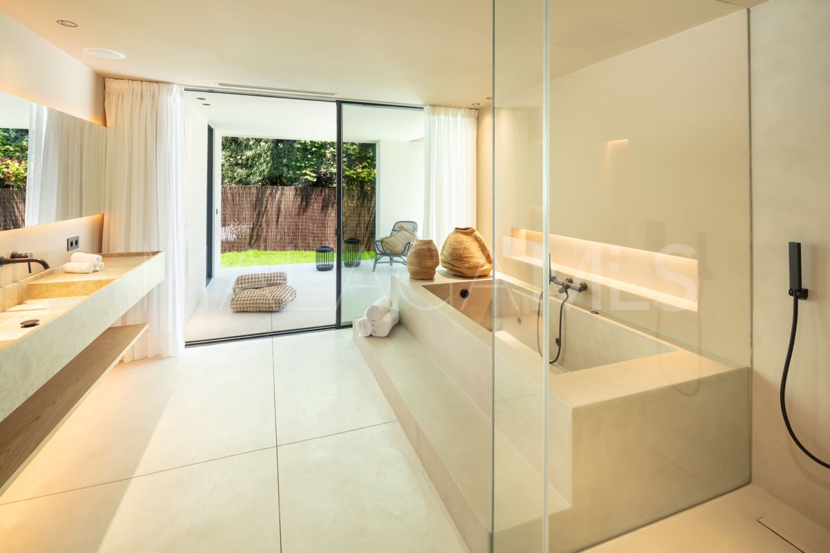 Villa for sale in Nueva Andalucia