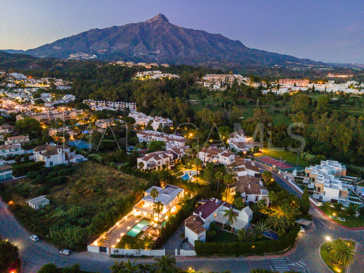 Villa for sale in Nueva Andalucia