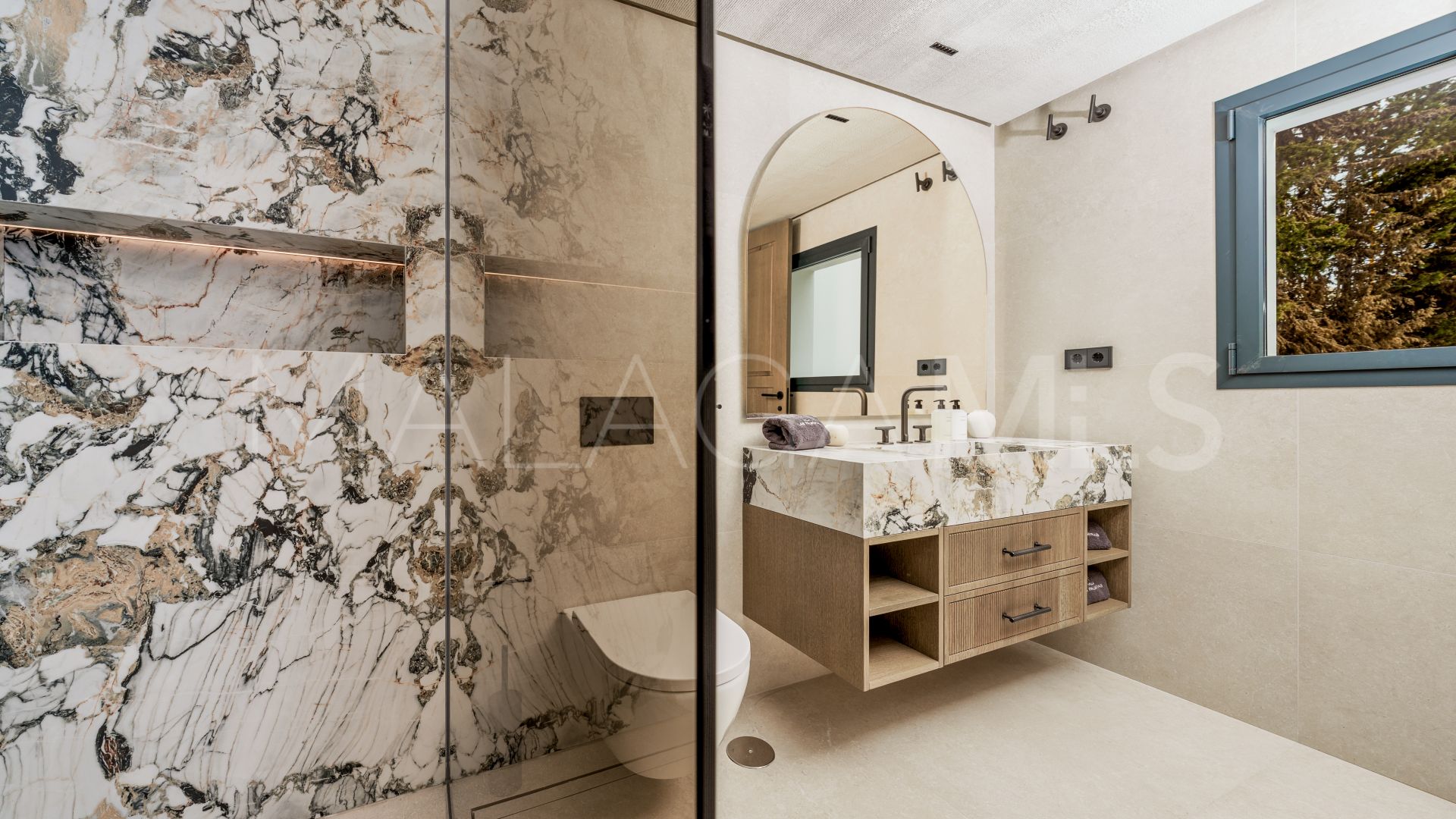 Villa for sale in Las Brisas