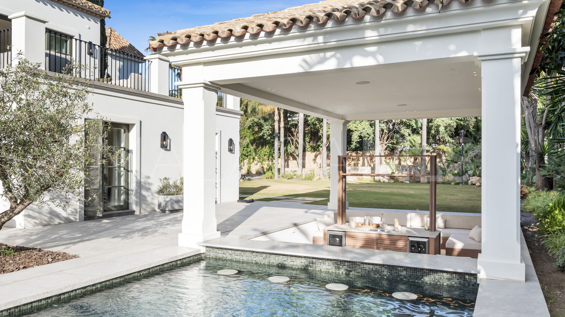 Villa for sale in Nueva Andalucia