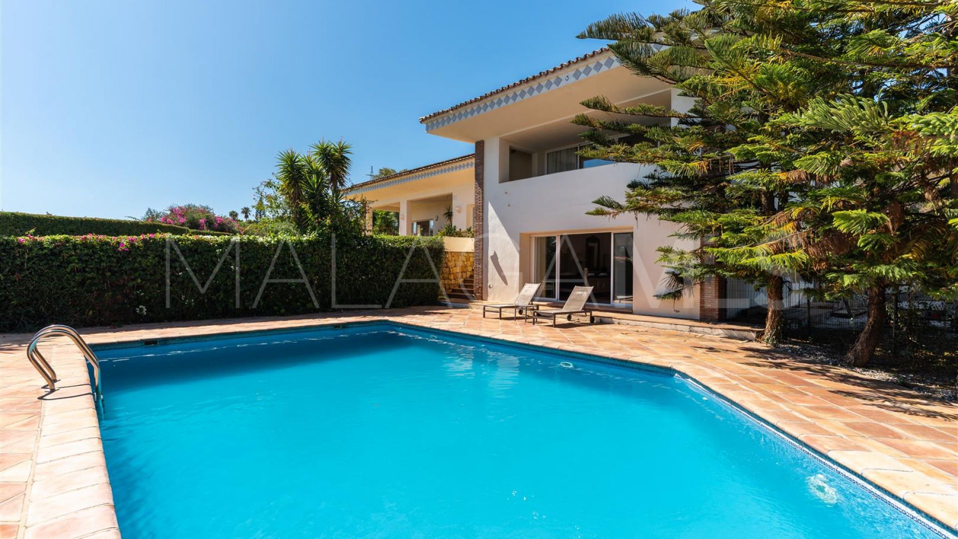 Buy villa in Puerto del Almendro with 5 bedrooms