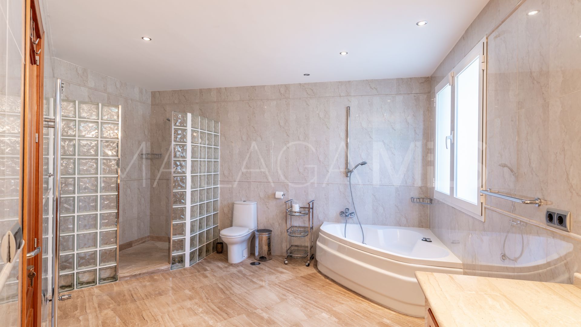 Buy villa in Puerto del Almendro with 5 bedrooms