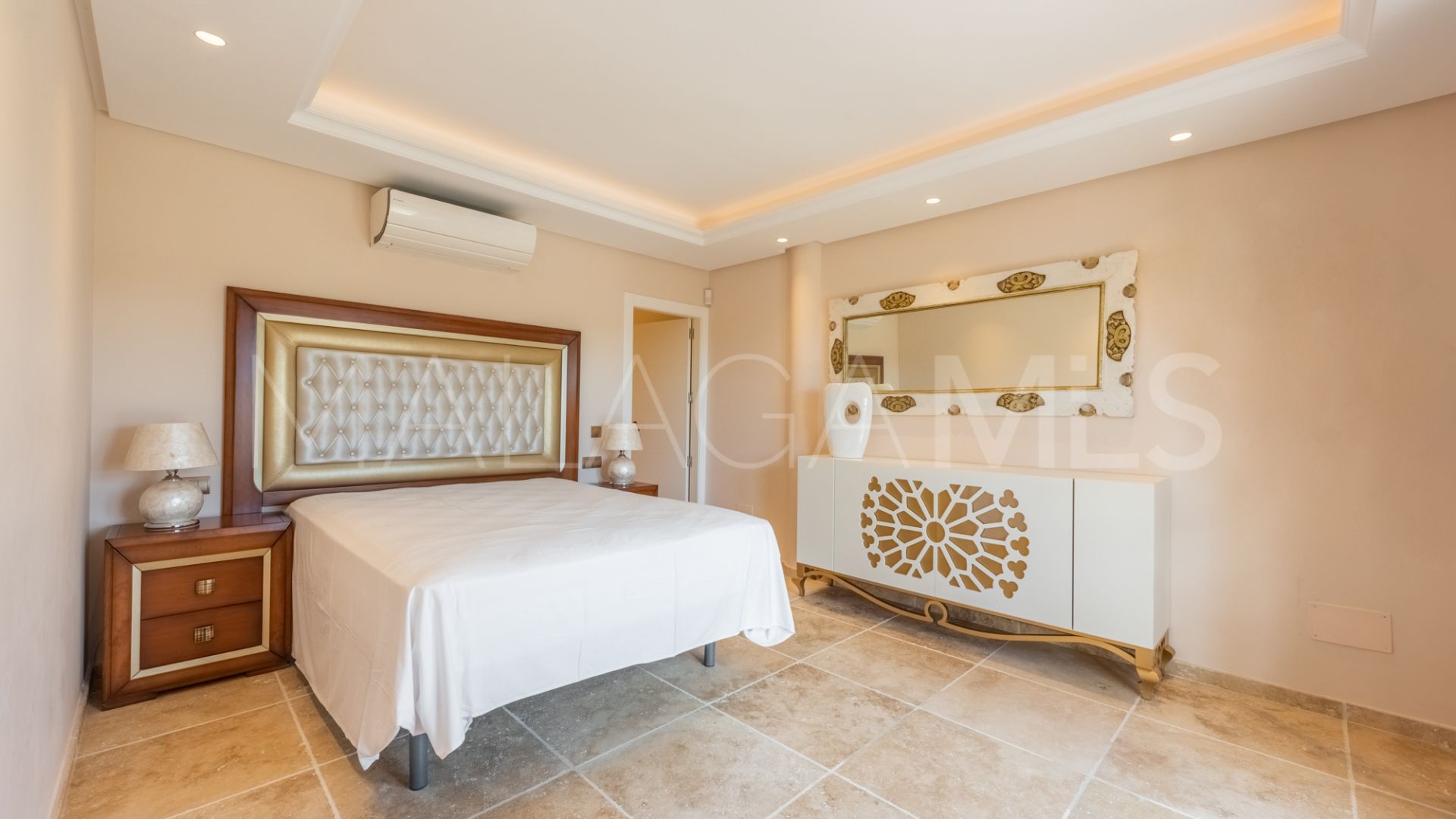 Villa for sale in New Golden Mile