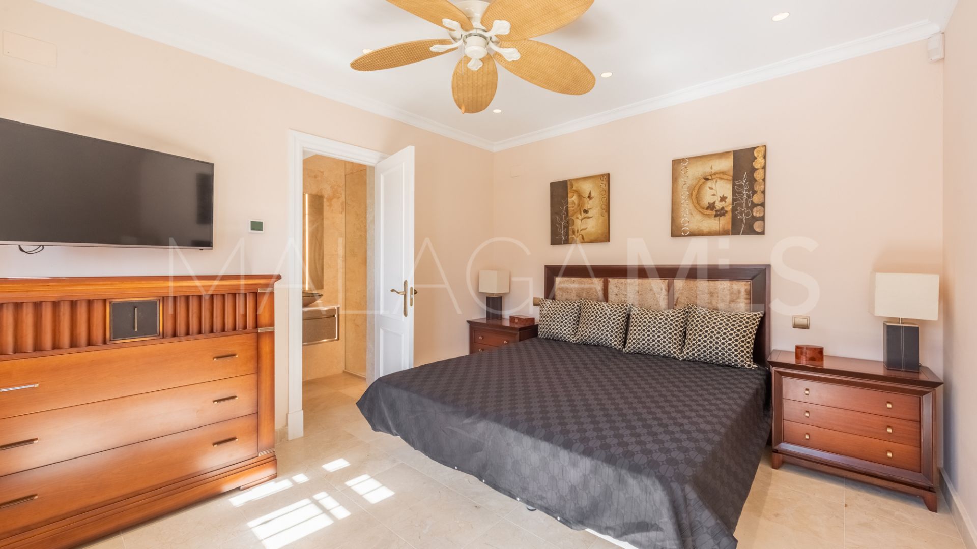 Villa for sale in New Golden Mile