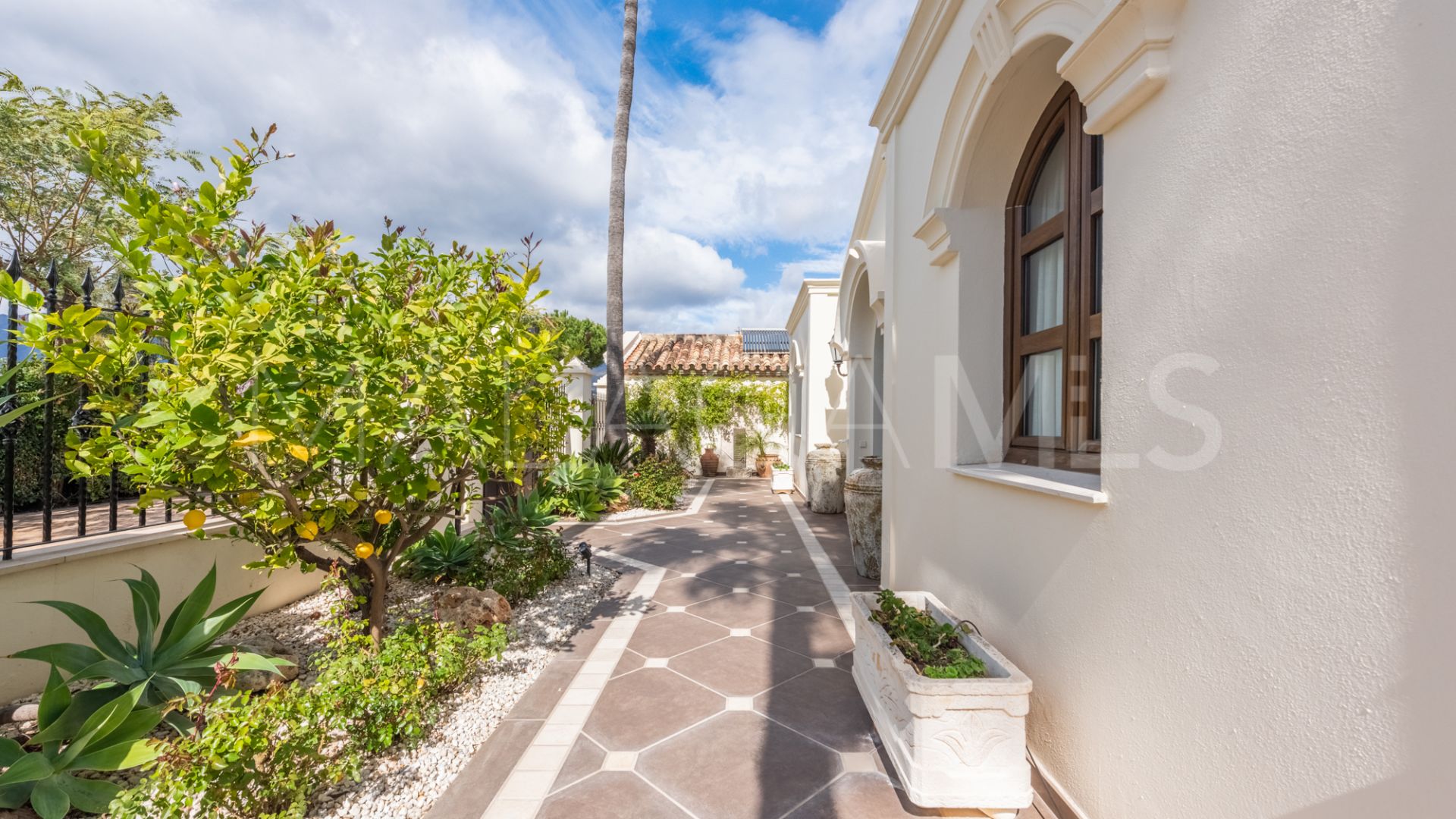 Villa for sale in New Golden Mile