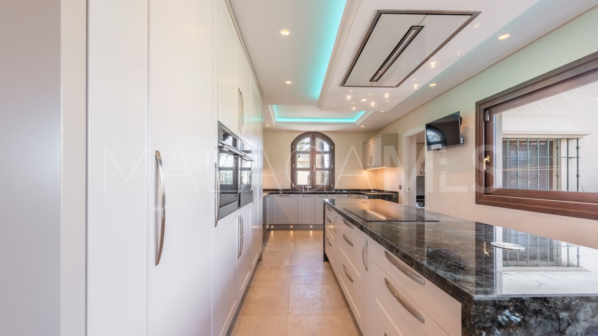 Villa for sale in New Golden Mile