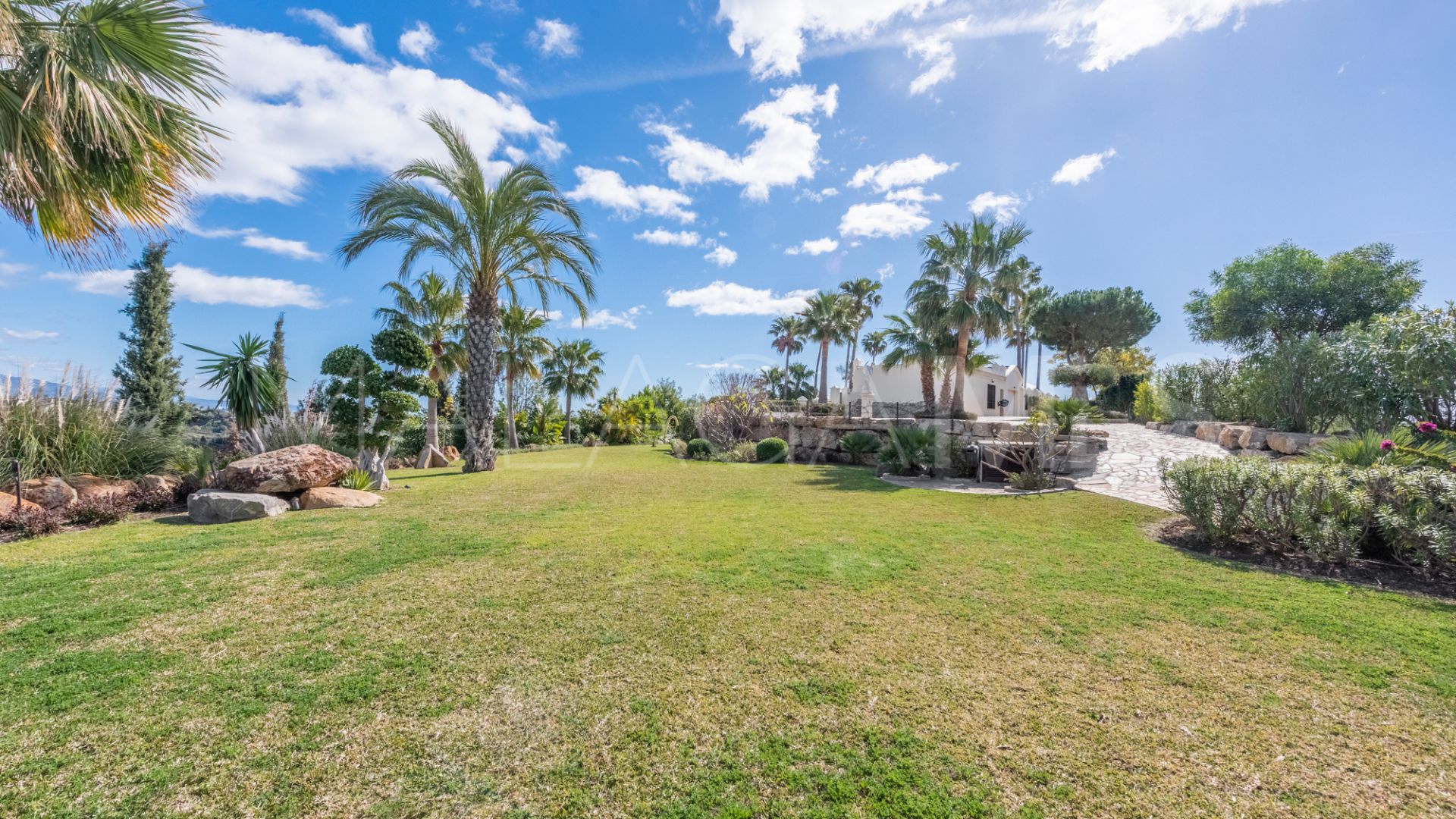 Villa for sale in New Golden Mile