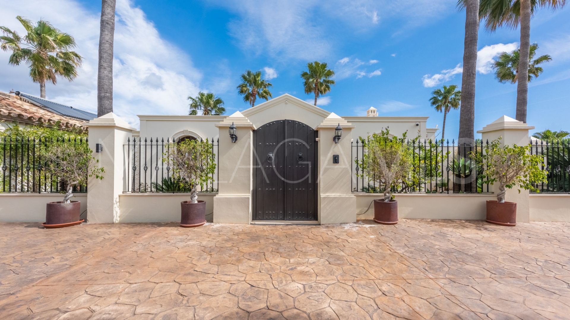 Villa for sale in New Golden Mile