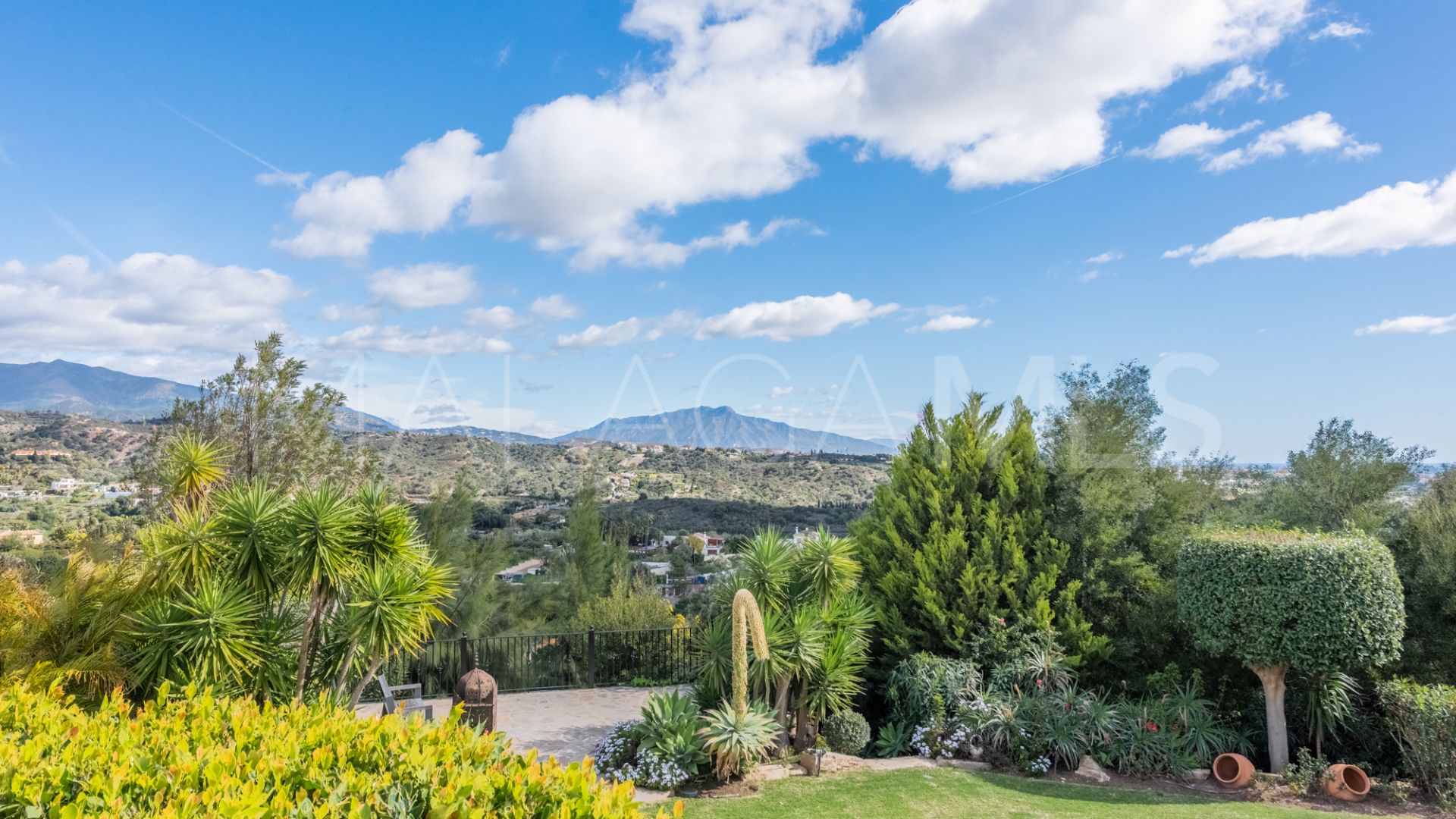 Villa for sale in New Golden Mile