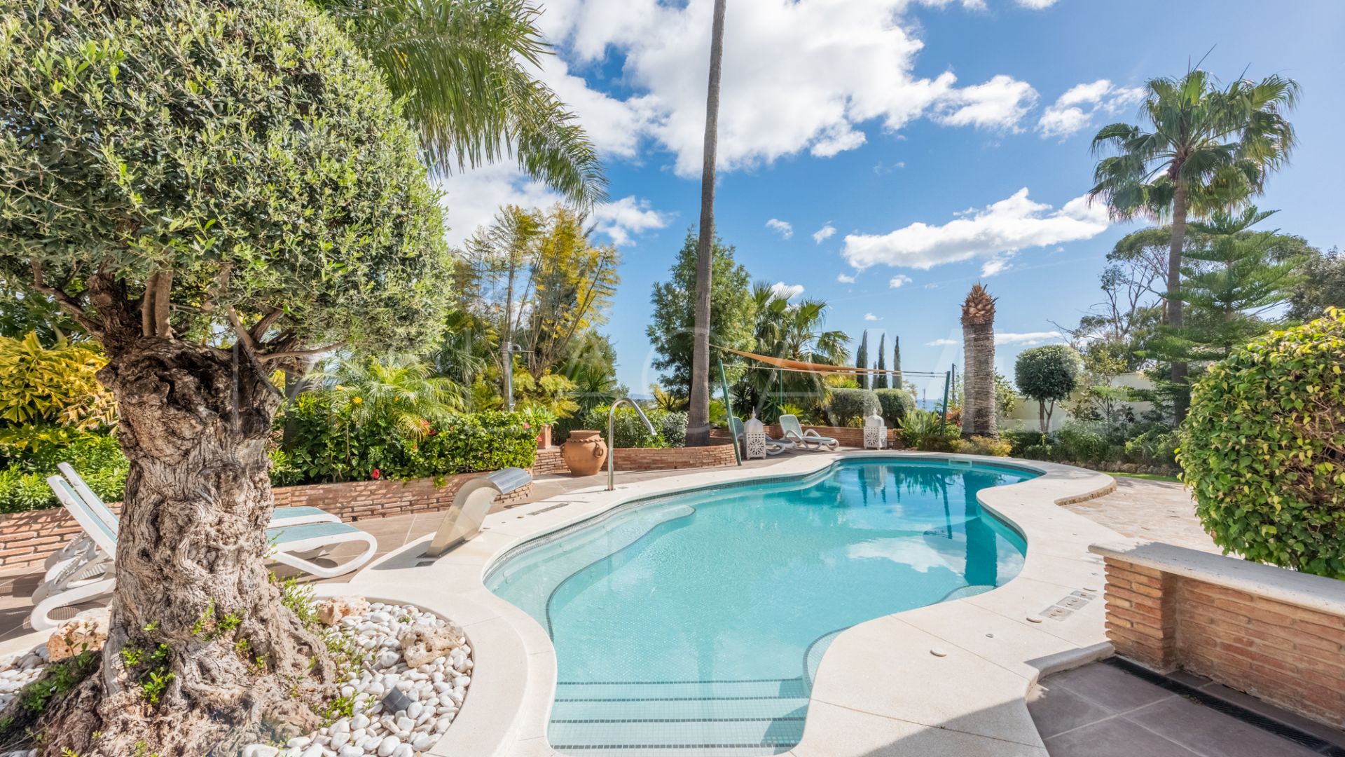 Villa for sale in New Golden Mile