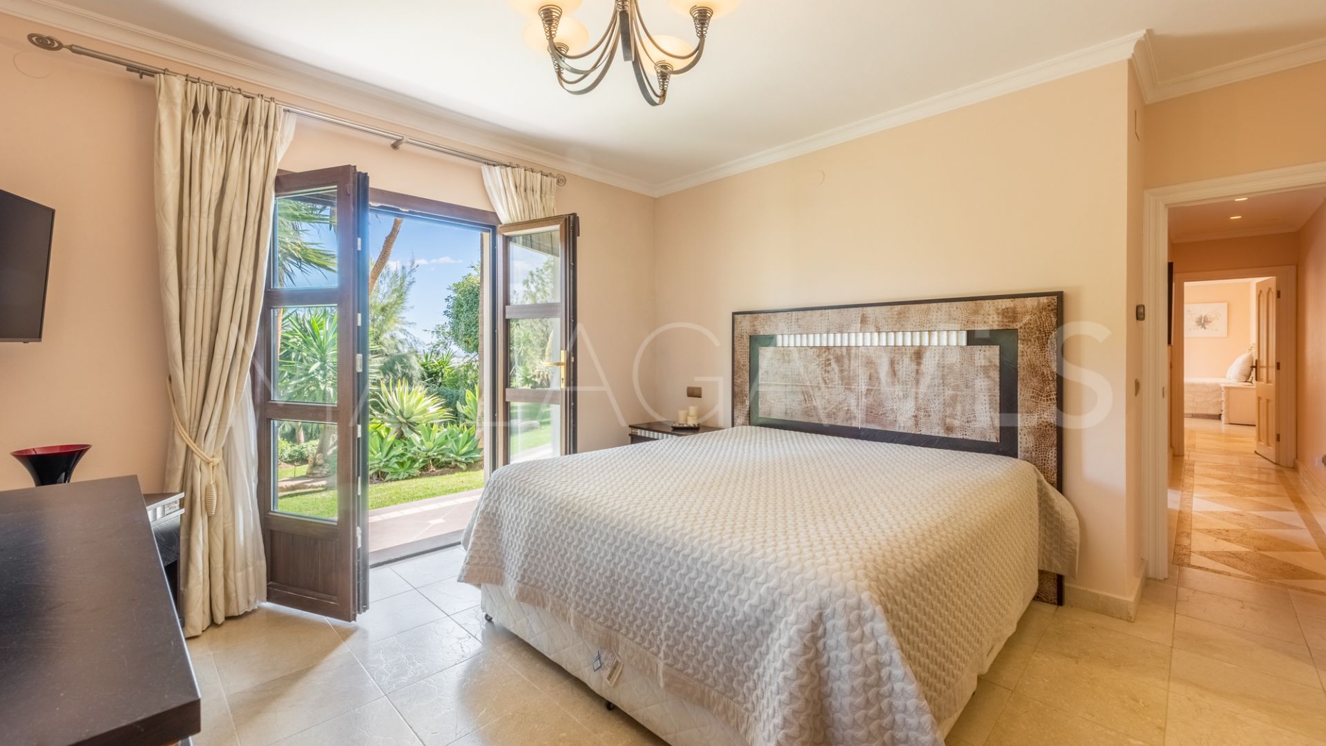 Villa for sale in New Golden Mile