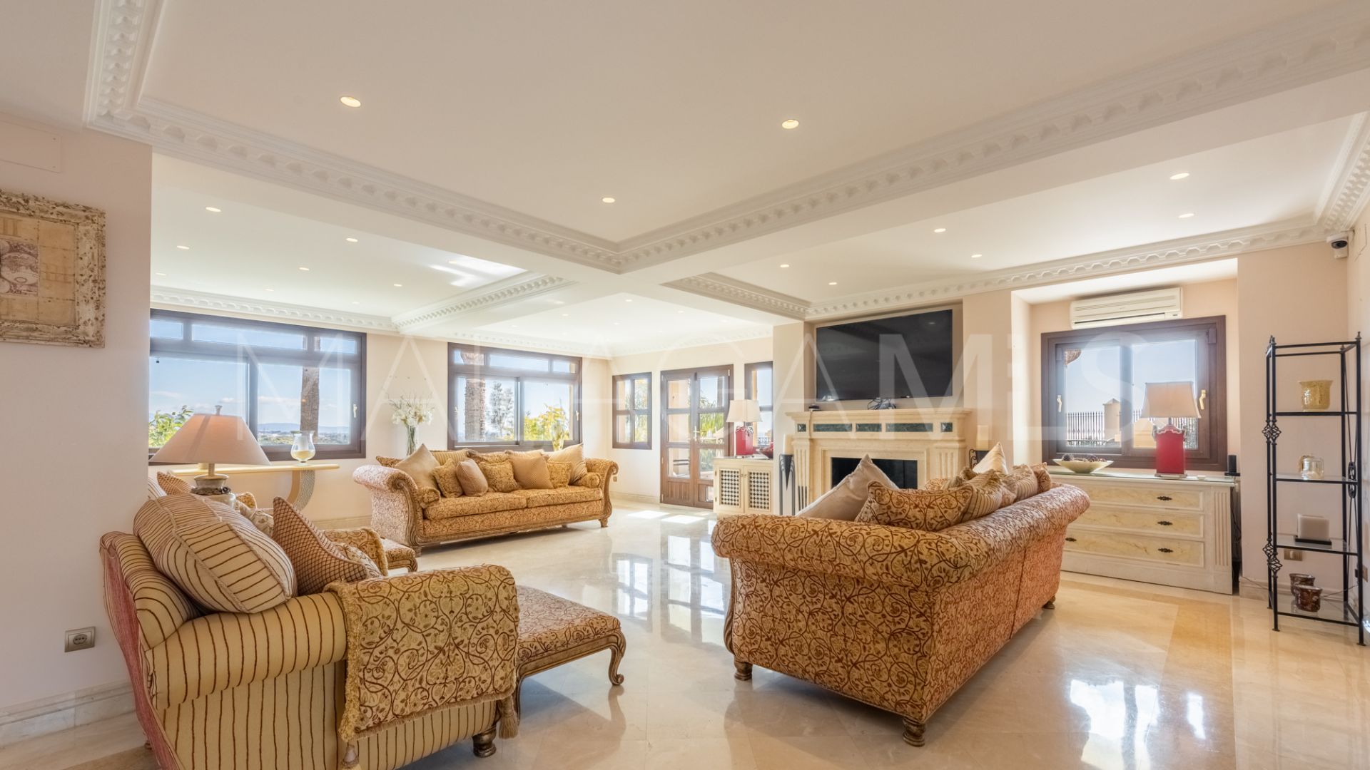 Villa for sale in New Golden Mile