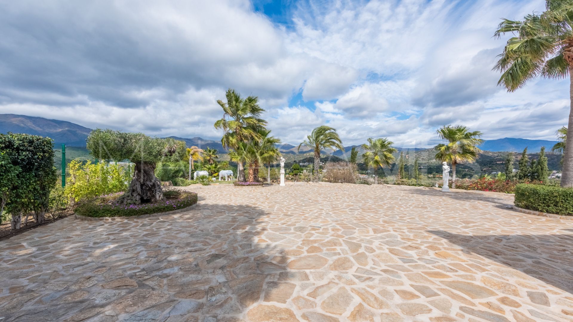 Villa for sale in New Golden Mile