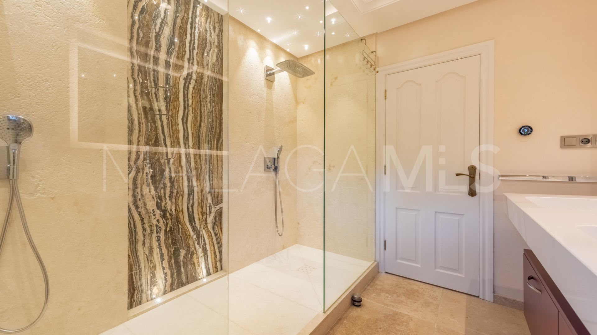 Villa for sale in New Golden Mile