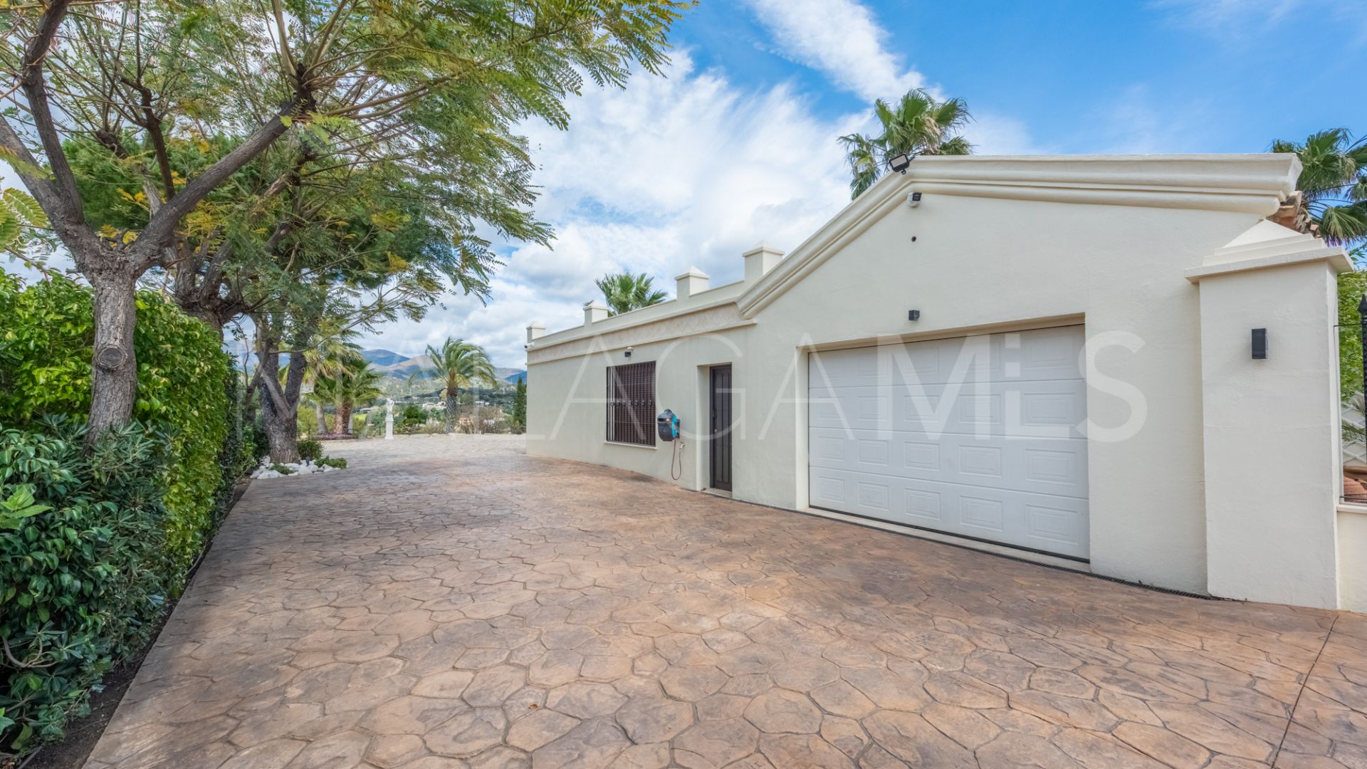 Villa for sale in New Golden Mile