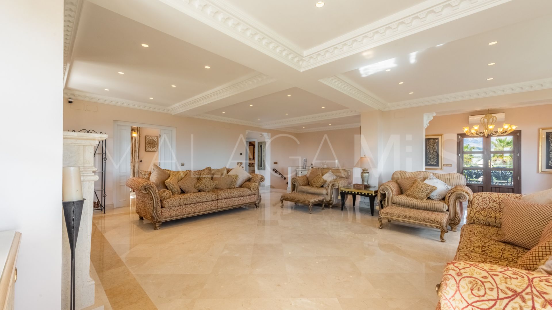 Villa for sale in New Golden Mile