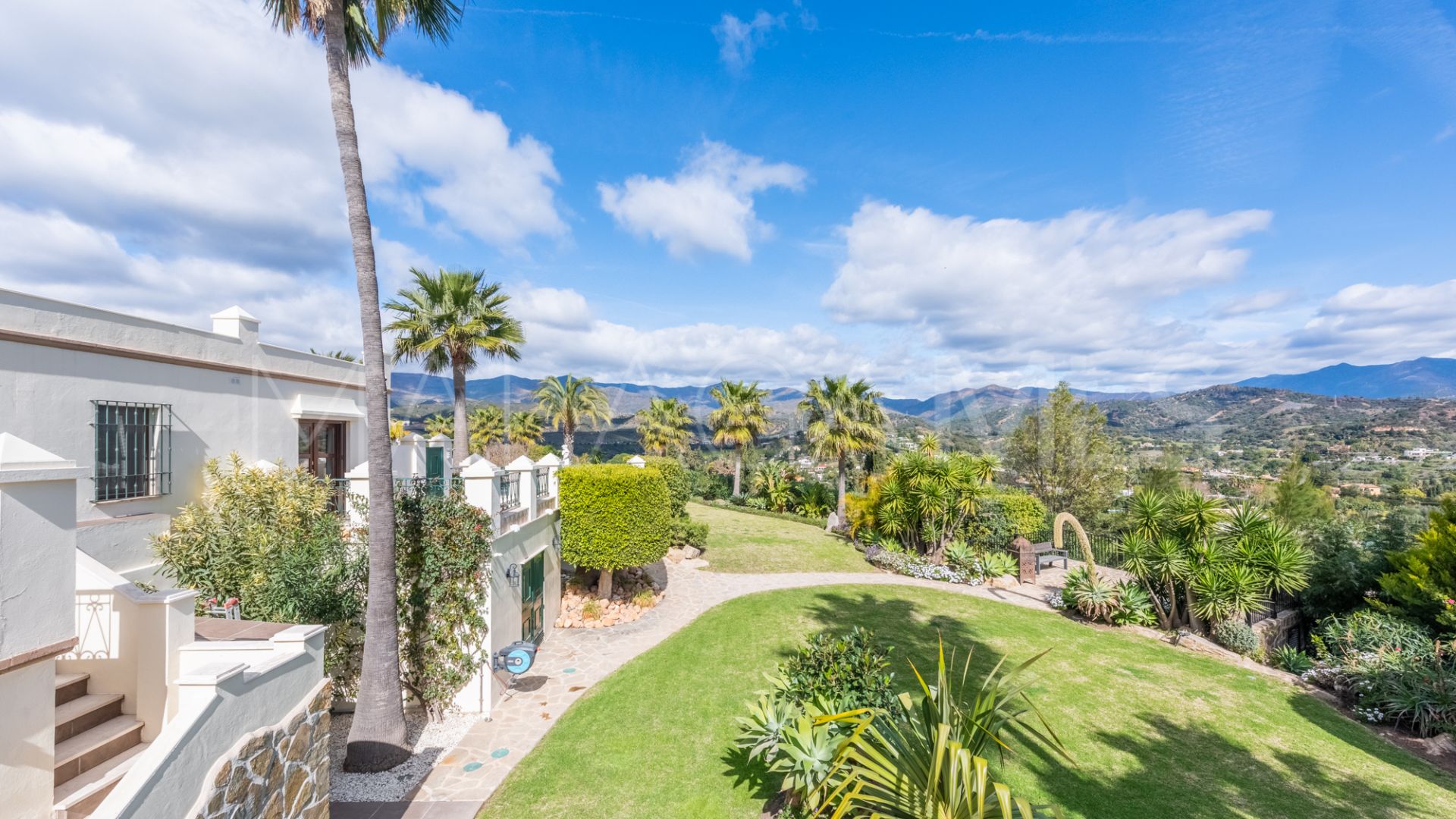 Villa for sale in New Golden Mile