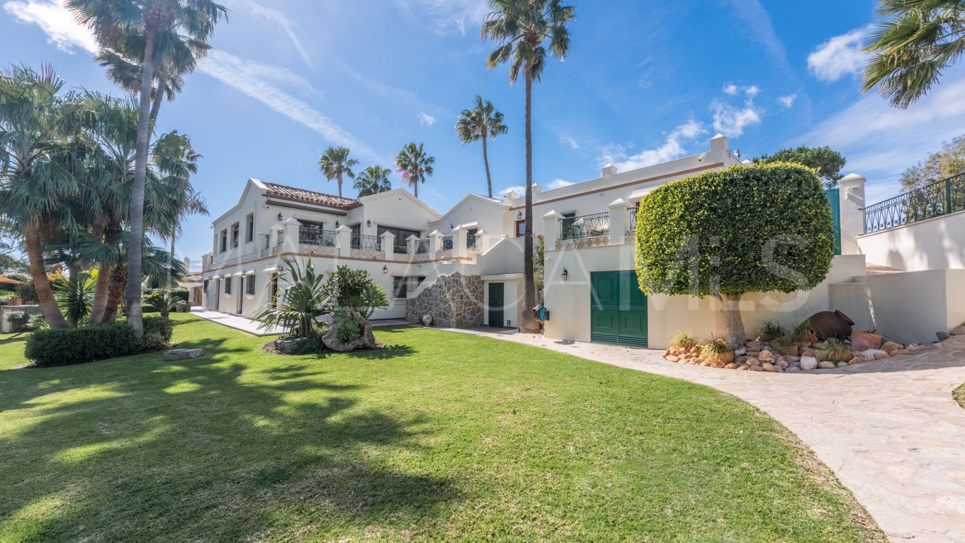 Villa for sale in New Golden Mile