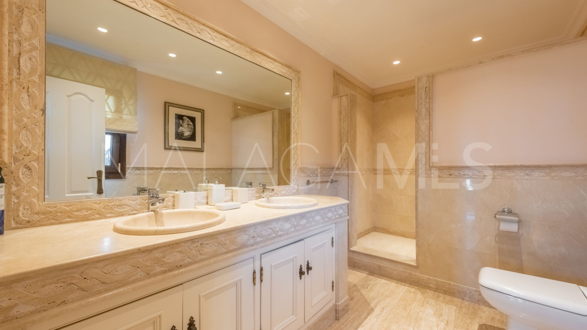 Villa for sale in New Golden Mile