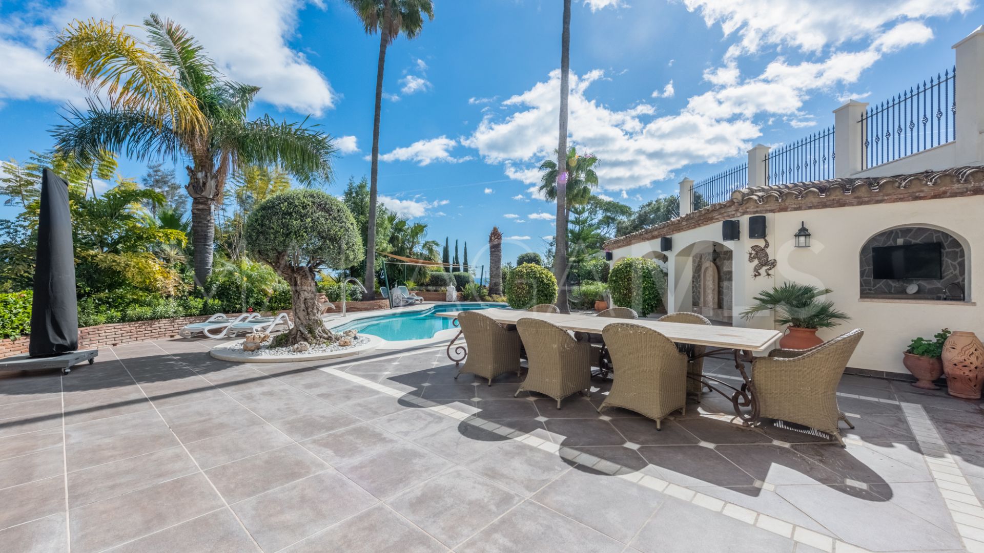 Villa for sale in New Golden Mile