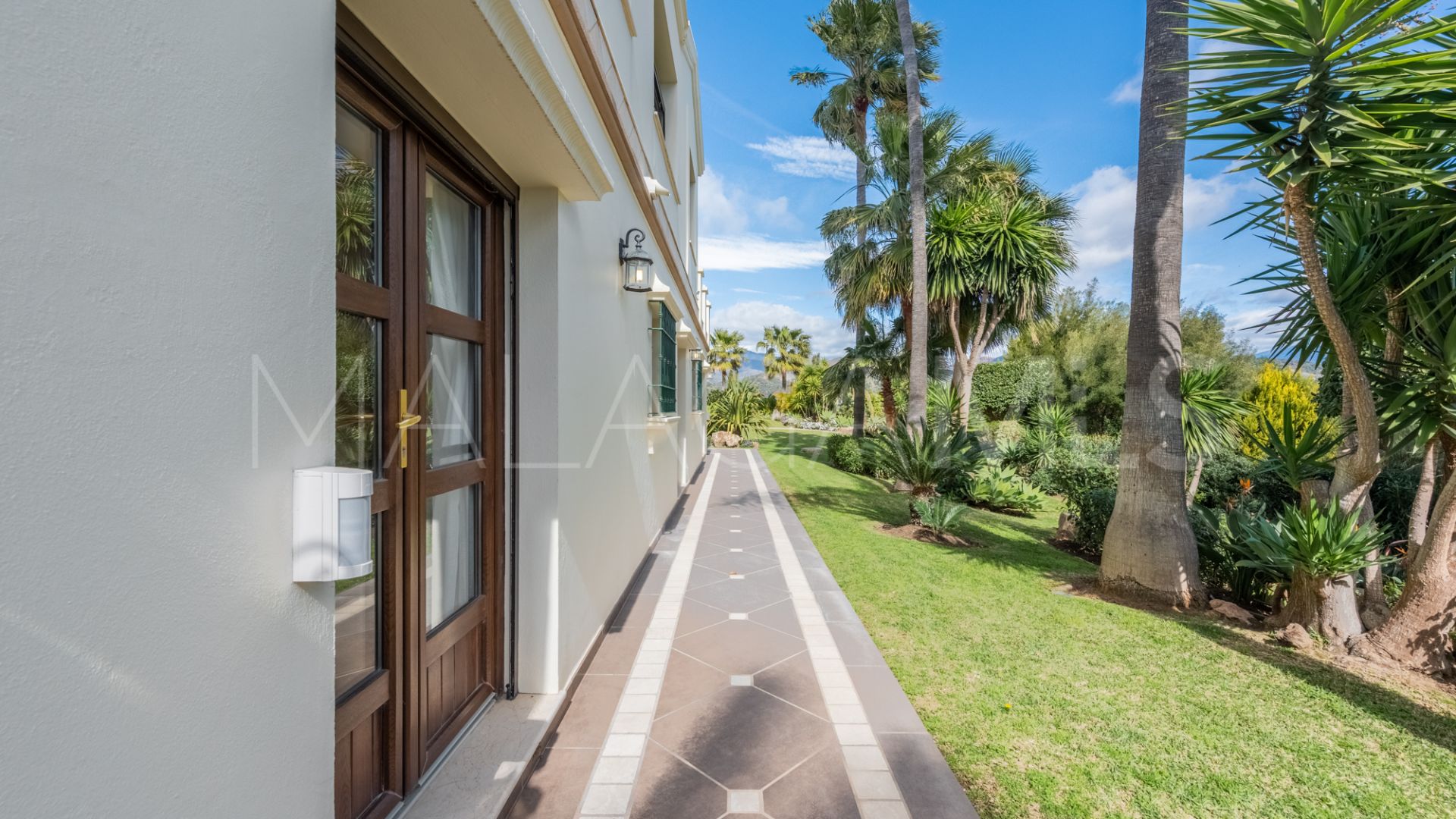 Villa for sale in New Golden Mile